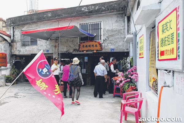  蔡英文当选为台湾首位女总统后，她在屏东枫港的祖厝成为当地的新观光景点，游客络绎不绝。（路透社）