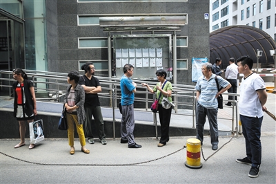 几位患者家属在法院门外交流。新京报记者彭子洋摄