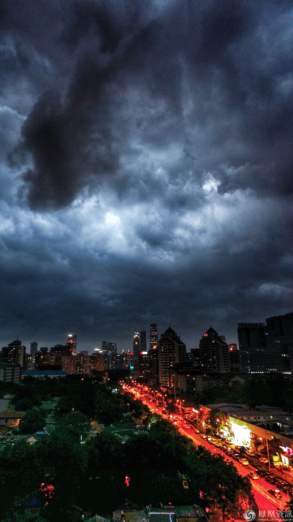 全球报道:北京晚高峰黑云压城 突降暴雨(组图)