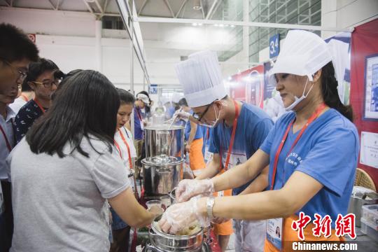 图为福州的肉燕征服了台湾学子们的胃。 李南轩 摄