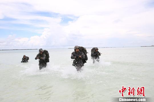 三沙警备区组织官兵进行抢滩登陆、海上搏击等多个科目训练，提高官兵军事素质。 李书兵摄