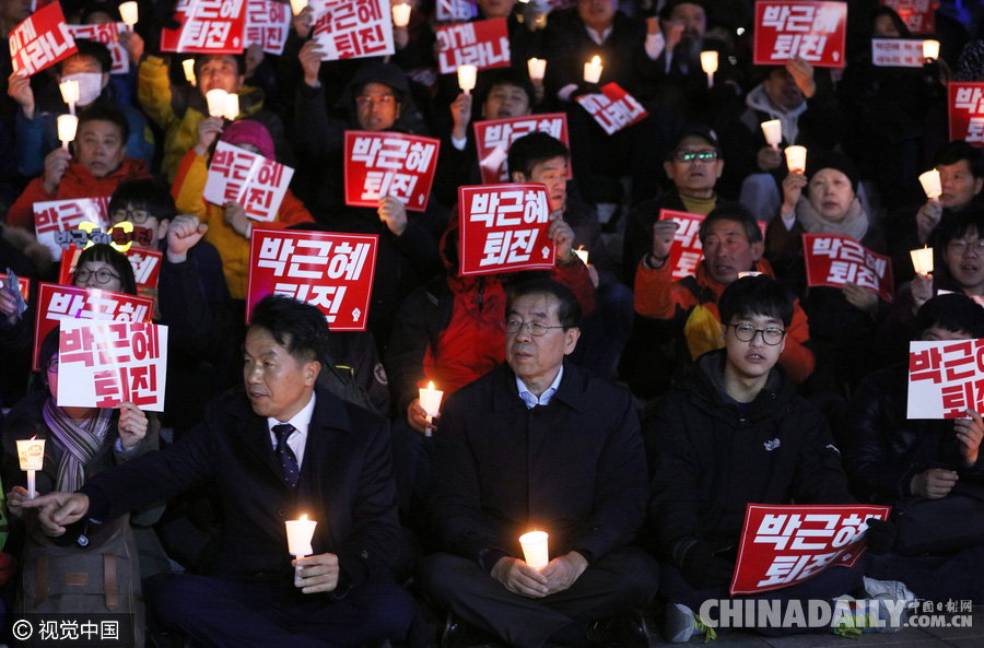 韩首尔市长领导民众烛光集会呼吁朴槿惠下台