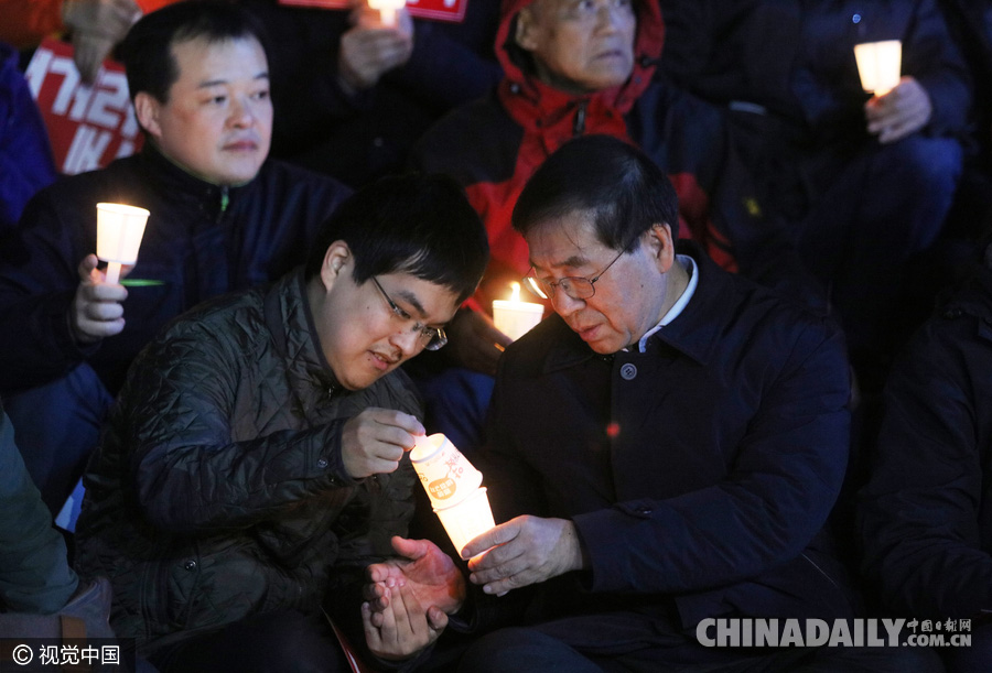 韩首尔市长领导民众烛光集会呼吁朴槿惠下台