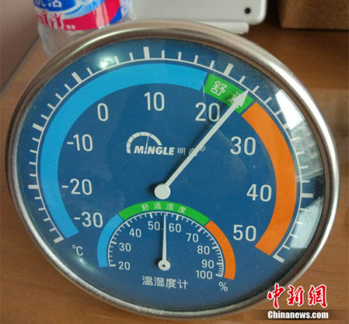 11月17日，北京天通苑一居民家中温度计显示室温超过20度。中新网 邱宇 摄