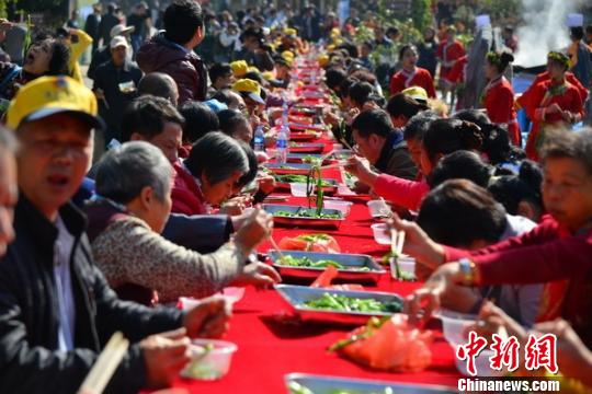 2016连州菜心节9日举行，图为千人菜心长桌宴。 雀仔 摄