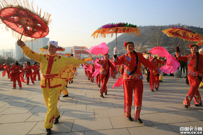 图为延安人民欢欣鼓舞欢迎首发团队伍 中国经济网记者 裴小阁摄影