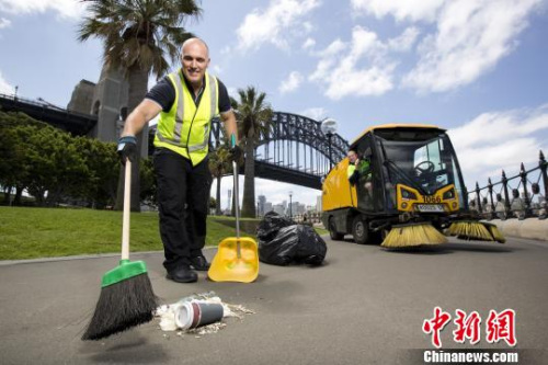 清扫人员正在清理跨年庆典留下的垃圾。钟欣 摄