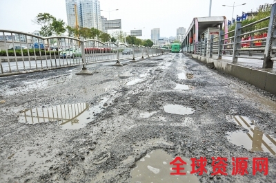 郑州未来路BRT车道大坑套小坑路况极差 坐车像坐轿