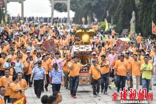 广东东莞和中山七百多名台商信众组团到广州南沙拜妈祖