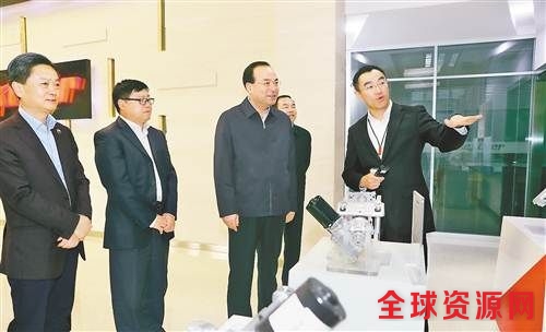 4月16日，市委书记孙政才在重庆耐世特转向系统有限公司调研。记者 巨建兵 摄