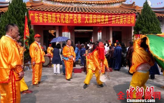 揭阳市揭西县大溪李氏宗祠麒麟舞表演。 陈启任 摄