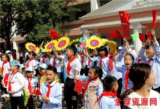 夹球跑、仰卧成桥……趣味运动会上亮点多