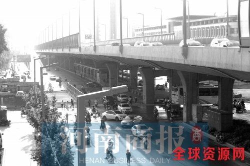 郑州陇海路和紫荆山路口东西向通行车道变宽