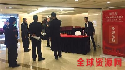 昨日上午，渔阳饭店“两化融合”会议室门口，民警向工作人员了解情况。