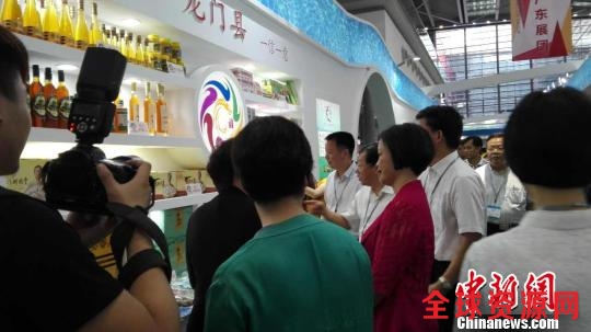 图为惠州市领导在深圳文博会上龙门县项目、产品推介展区参观。 宋秀杰 摄