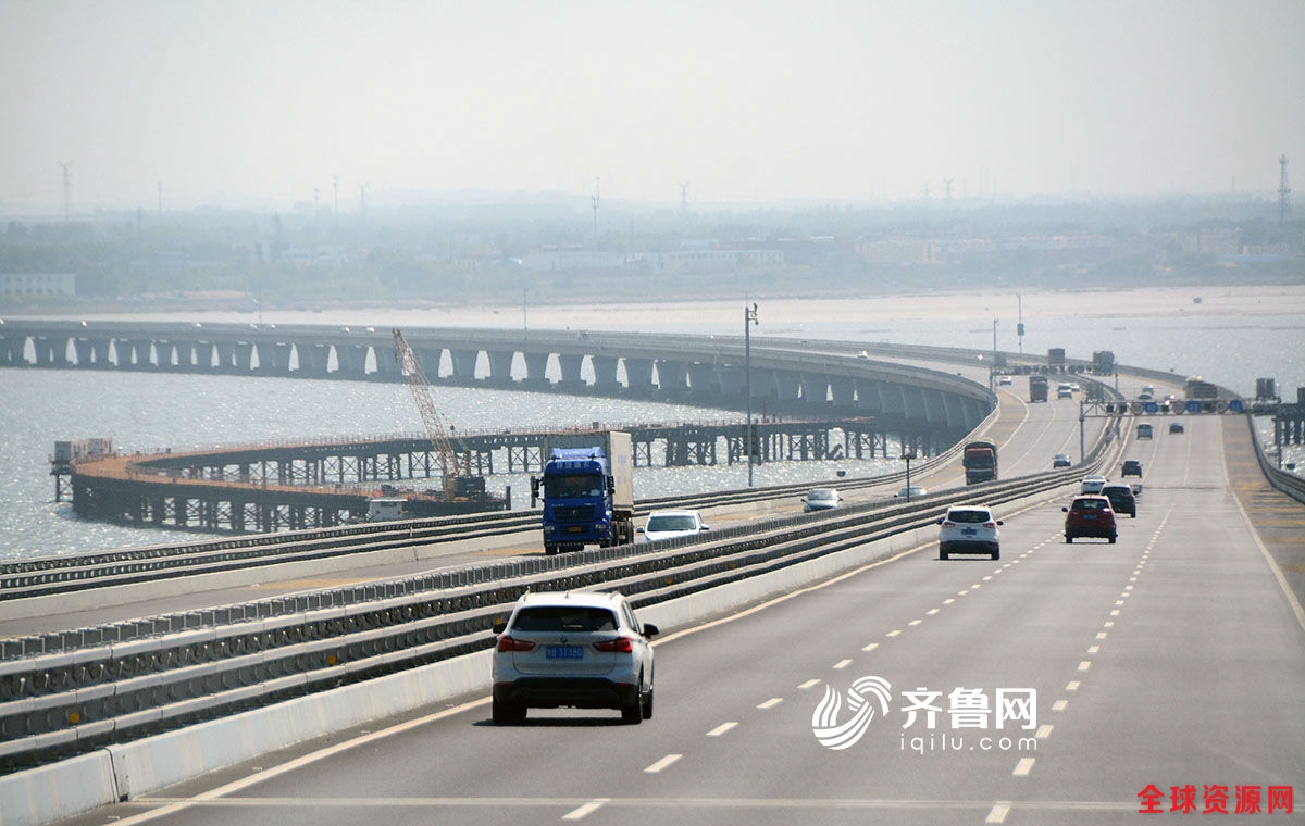 青岛海湾大桥胶州连接线工程雏形初现