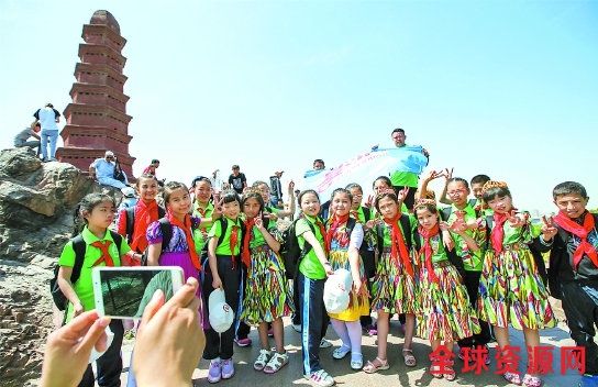 5月19日，参加夏令营的孩子们在乌鲁木齐红山公园合影留念。