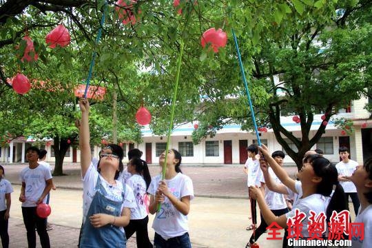 江西遂川高考学子吹气球，挂灯结彩迎高考。 李建平 摄