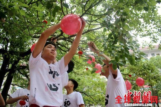 江西遂川高考学子吹气球，挂灯结彩迎高考。 李建平 摄