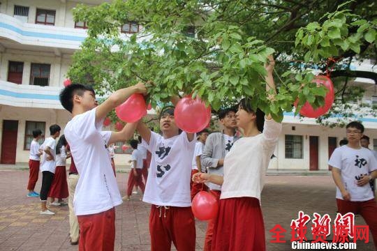 江西遂川高考学子吹气球，挂灯结彩迎高考。 李建平 摄