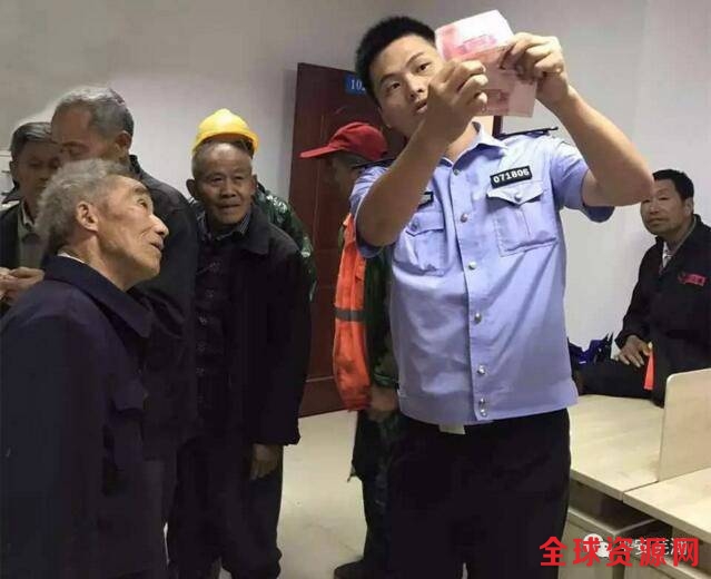 老人卖菜半年攒千元全是假币 民警伸援手(组图)