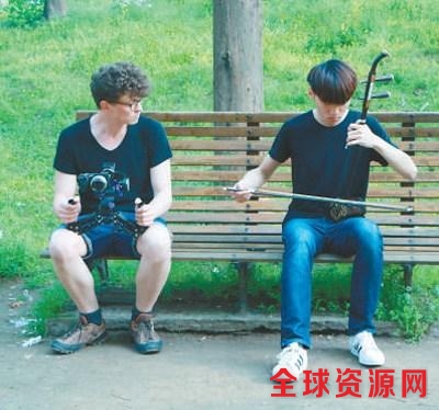 中国侨网塞尔维亚青年学生阿克斯（左）在拍摄二胡演奏。 陈柔妍摄