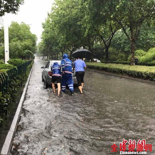 大雨当前，南京当地城管奋战在抢险一线，从清晨就开始排水救灾。 城管供图