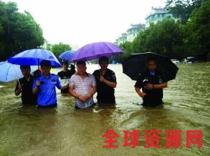 办案民警带着嫌疑人指认现场 警方供图