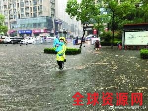 暴雨中的坚守让人感动 图片来自 “南京交警四大队”微博