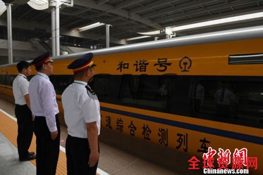 资料图。6月2日，随着一列动车检测车从宝鸡南站驶出，标志着中国首条贯通丝绸之路经济带的高铁――宝(宝鸡)兰(兰州)高铁进入全线拉通试验阶段。 杨艳敏摄