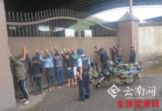 云南建水11名少年为当网红 手持管制刀具拍黑帮打斗视频