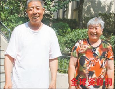 大连七旬夫妇垃圾堆中捡十五万元归还失主