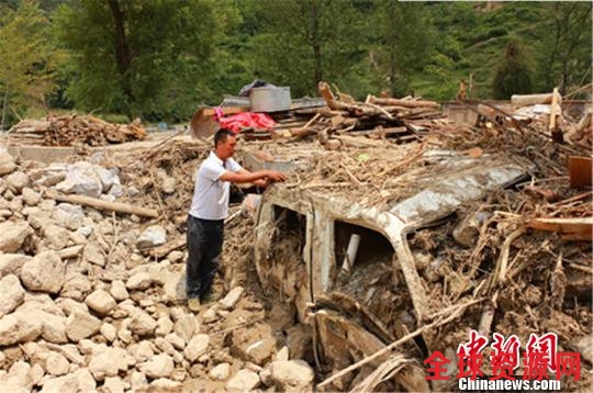 甘肃农村青年挽救18人性命30万存款被泥石流冲走