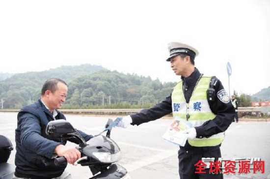 跳马镇摩托车电动车数量众多，张龙（右）常常向摩托车电动车驾驶人发放交通安全宣传材料。长沙晚报记者 刘琦 摄