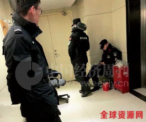 27-2 蛙宝网在南京河西奥体名座E 座9 楼的办公室被警方查封后，日夜有特警在门前看守。 《中国经济周刊》记者 刘照普I 摄