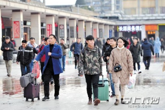 昨日下午在长沙火车站，众多旅客步履匆匆。 长沙晚报记者 王志伟 摄