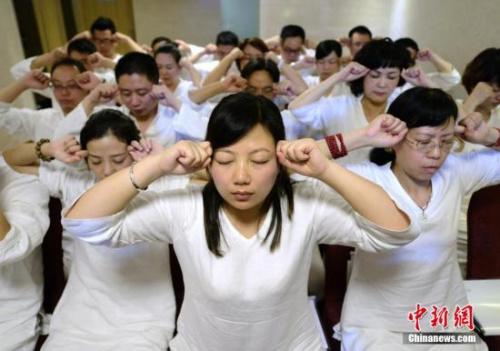 资料图：长沙首个睡眠班开课，学员们身穿白色睡衣做睡眠操。这些学员均为“白领”阶层，优质的睡眠或有助于缓解他们平日的工作压力。<a target='_blank' data-cke-saved-href='http://www.chinanews.com/' href='http://www.chinanews.com/'><p align=