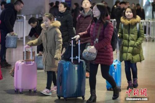 资料图：2017年2月2日，旅客从南京火车站出站。当日是鸡年春节假期最后一天，各地迎来返程客流。 <a target='_blank' data-cke-saved-href='http://www.chinanews.com/' href='http://www.chinanews.com/'><p align=