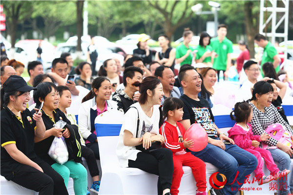 现场观众在欢乐中了解“智游贵阳”平台的应用。