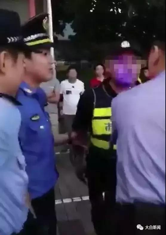 警察带走“撒泼城管”获网友点赞，其实警察叔叔早对暴力执法说不