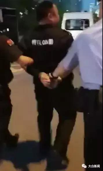 警察带走“撒泼城管”获网友点赞，其实警察叔叔早对暴力执法说不