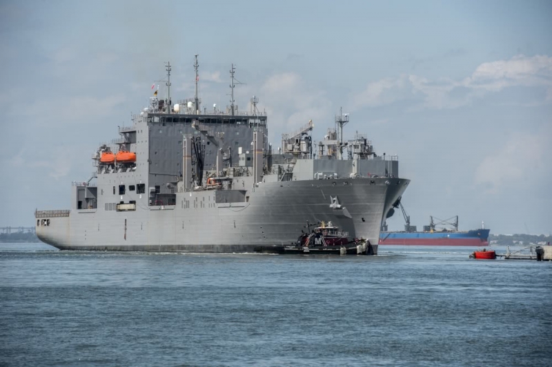 正在离港的刘易斯克拉克号弹药补给舰(usns lewis and clark(t