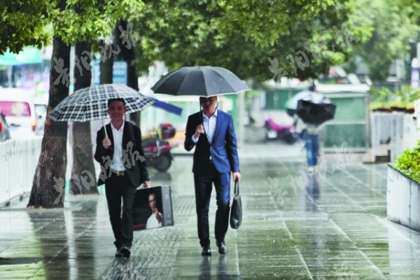 昨日贵阳街头冒雨出行的路人