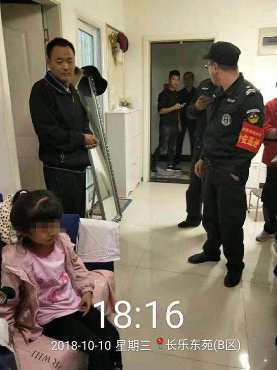 女童喊救命 男子徒手攀爬阳台将其救回