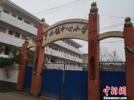 实地探访“学生倒免费奶”事发学校：牛奶专供专派