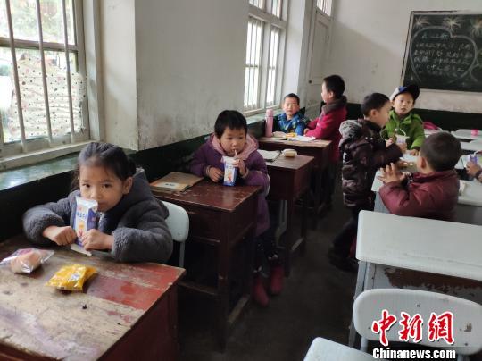 学生食用营养餐。 王昊昊 摄