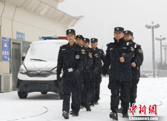 贵铁警方会同地方特警强化站区巡逻。 贵铁警方供图 张伟 摄