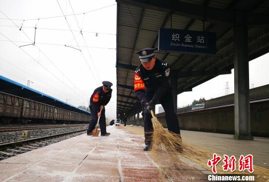 贵铁警方会同客运职工在站台撒盐除冰。 贵铁警方供图 张伟 摄