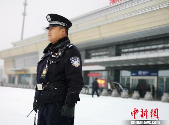 贵阳铁路公安处民警在风雪中执勤。 贵铁警方供图 张伟 摄