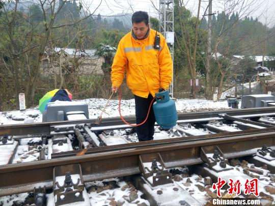 图为工作人员对道岔进行除雪作业 唐文华 摄